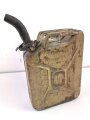 20 Liter Kraftstoffkanister Wehrmacht, datiert 1944. Originallack, ungereinigt. Mit dem seltenen Ausgießer. Leer, dennoch KEIN VERSAND NACH ÜBERSEE