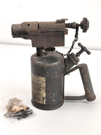 Vorheizer, Anwärmer für Fahrzeuge der Wehrmacht. Kleines Modell, Höhe 27cm, ungereinigtes Stück, diverse Ersatzteile anbei
