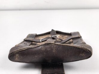 Ledertasche für einen Klappspaten der Wehrmacht. Gebraucht, datiert 1941