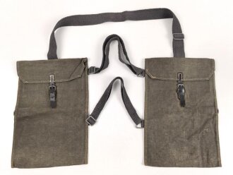 Paar Tragetaschen für Gewehrgranaten der Wehrmacht. seltene, 1.Form in gutem Zustand. Datiert 1942, mit blauen Webleinenriemen, die Verschlussriemen oberflächlich geriseen