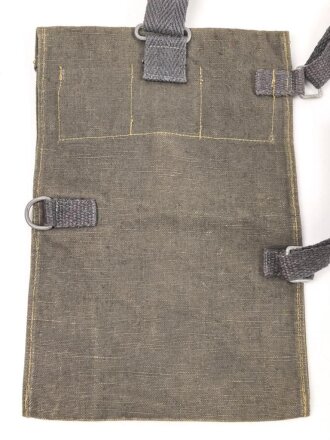 Paar Tragetaschen für Gewehrgranaten der Wehrmacht. seltene, 1.Form in gutem Zustand. Datiert 1942, mit blauen Webleinenriemen, die Verschlussriemen oberflächlich geriseen