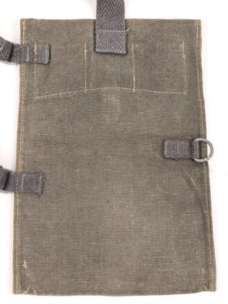 Paar Tragetaschen für Gewehrgranaten der Wehrmacht. seltene, 1.Form in gutem Zustand. Datiert 1942, mit blauen Webleinenriemen, die Verschlussriemen oberflächlich geriseen