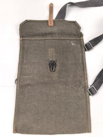 Paar Tragetaschen für Gewehrgranaten der Wehrmacht. seltene, 1.Form in gutem Zustand. Datiert 1942, mit blauen Webleinenriemen, die Verschlussriemen oberflächlich geriseen