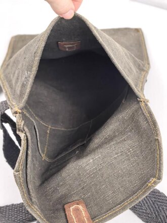 Paar Tragetaschen für Gewehrgranaten der Wehrmacht. seltene, 1.Form in gutem Zustand. Datiert 1942, mit blauen Webleinenriemen, die Verschlussriemen oberflächlich geriseen
