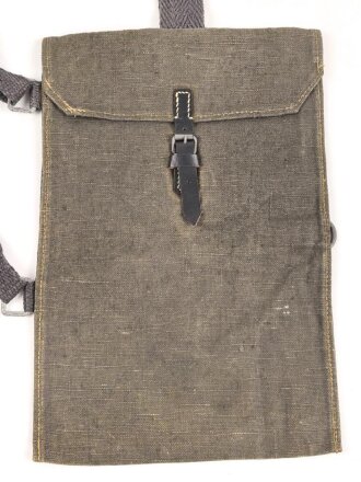 Paar Tragetaschen für Gewehrgranaten der Wehrmacht. seltene, 1.Form in gutem Zustand. Datiert 1942, mit blauen Webleinenriemen, die Verschlussriemen oberflächlich geriseen