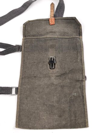 Paar Tragetaschen für Gewehrgranaten der Wehrmacht. seltene, 1.Form in gutem Zustand. Datiert 1942, mit blauen Webleinenriemen, die Verschlussriemen oberflächlich geriseen