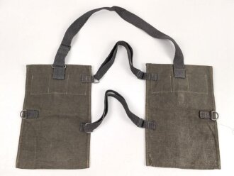 Paar Tragetaschen für Gewehrgranaten der Wehrmacht. seltene, 1.Form in gutem Zustand. Datiert 1942, mit blauen Webleinenriemen, die Verschlussriemen oberflächlich geriseen