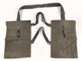 Paar Tragetaschen für Gewehrgranaten der Wehrmacht. seltene, 1.Form in gutem Zustand. Datiert 1942, mit blauen Webleinenriemen, die Verschlussriemen oberflächlich geriseen