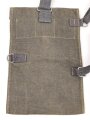 Paar Tragetaschen für Gewehrgranaten der Wehrmacht. seltene, 1.Form in gutem Zustand. Datiert 1942, mit blauen Webleinenriemen, die Verschlussriemen oberflächlich geriseen