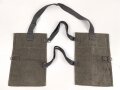Paar Tragetaschen für Gewehrgranaten der Wehrmacht. seltene, 1.Form in gutem Zustand. Datiert 1942, mit blauen Webleinenriemen, die Verschlussriemen oberflächlich geriseen
