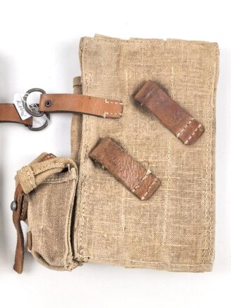 Paar Magazintaschen zur Maschinenpistole MP38 und 40 der Wehrmacht. Hersteller dkk44. Seltenes Paar, wenn es sandfarbene MP Taschen im Angebot gibt, dann fast ausschliesslich vom Hersteller clg