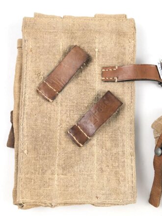 Paar Magazintaschen zur Maschinenpistole MP38 und 40 der Wehrmacht. Hersteller dkk44. Seltenes Paar, wenn es sandfarbene MP Taschen im Angebot gibt, dann fast ausschliesslich vom Hersteller clg