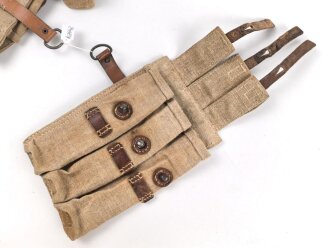 Paar Magazintaschen zur Maschinenpistole MP38 und 40 der Wehrmacht. Hersteller dkk44. Seltenes Paar, wenn es sandfarbene MP Taschen im Angebot gibt, dann fast ausschliesslich vom Hersteller clg