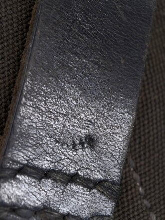 Magazintasche zur Maschinenpistole MP38 und 40 der Wehrmacht. Seltene Variante, nicht aus dem üblichen Webleinen. Guter Zustand