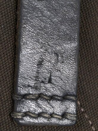 Magazintasche zur Maschinenpistole MP38 und 40 der Wehrmacht. Seltene Variante, nicht aus dem üblichen Webleinen. Guter Zustand