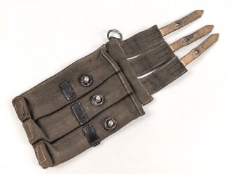 Magazintasche zur Maschinenpistole MP38 und 40 der Wehrmacht. Seltene Variante, nicht aus dem üblichen Webleinen. Guter Zustand