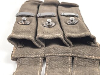 Magazintasche zur Maschinenpistole MP38 und 40 der Wehrmacht. Seltene Variante, nicht aus dem üblichen Webleinen. Guter Zustand