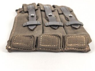 Magazintasche zur Maschinenpistole MP38 und 40 der Wehrmacht. Seltene Variante, nicht aus dem üblichen Webleinen. Guter Zustand