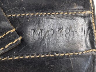 Magazintasche zur Maschinenpistole MP38 und 40 . Variante aus Leder, mit Ladertasche. So von Polizei Felddivisionen unter anderem bei der Bandenbekämpfung geführt. Gebraucht, guter Zustand