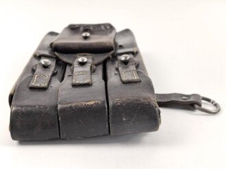 Magazintasche zur Maschinenpistole MP38 und 40 . Variante aus Leder, mit Ladertasche. So von Polizei Felddivisionen unter anderem bei der Bandenbekämpfung geführt. Gebraucht, guter Zustand