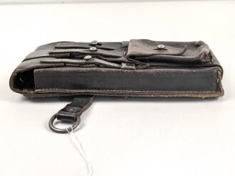 Magazintasche zur Maschinenpistole MP38 und 40 . Variante aus Leder, mit Ladertasche. So von Polizei Felddivisionen unter anderem bei der Bandenbekämpfung geführt. Gebraucht, guter Zustand