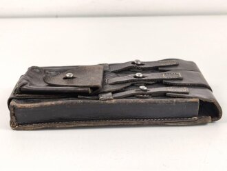 Magazintasche zur Maschinenpistole MP38 und 40 . Variante aus Leder, mit Ladertasche. So von Polizei Felddivisionen unter anderem bei der Bandenbekämpfung geführt. Gebraucht, guter Zustand