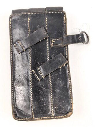 Magazintasche zur Maschinenpistole MP38 und 40 . Variante aus Leder, mit Ladertasche. So von Polizei Felddivisionen unter anderem bei der Bandenbekämpfung geführt. Gebraucht, guter Zustand