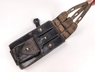 Magazintasche zur Maschinenpistole MP38 und 40 . Variante aus Leder, mit Ladertasche. So von Polizei Felddivisionen unter anderem bei der Bandenbekämpfung geführt. Gebraucht, guter Zustand