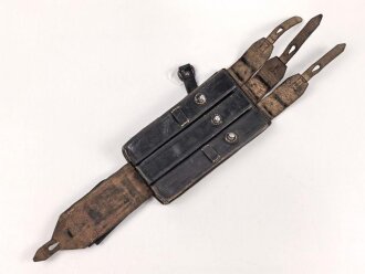Magazintasche zur Maschinenpistole MP38 und 40 . Variante aus Leder, mit Ladertasche. So von Polizei Felddivisionen unter anderem bei der Bandenbekämpfung geführt. Gebraucht, guter Zustand