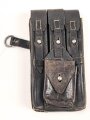 Magazintasche zur Maschinenpistole MP38 und 40 . Variante aus Leder, mit Ladertasche. So von Polizei Felddivisionen unter anderem bei der Bandenbekämpfung geführt. Gebraucht, guter Zustand