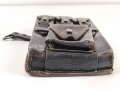 Magazintasche zur Maschinenpistole MP38 und 40 . Variante aus Leder, mit Ladertasche. So von Polizei Felddivisionen unter anderem bei der Bandenbekämpfung geführt. Gebraucht, guter Zustand