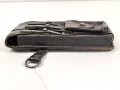 Magazintasche zur Maschinenpistole MP38 und 40 . Variante aus Leder, mit Ladertasche. So von Polizei Felddivisionen unter anderem bei der Bandenbekämpfung geführt. Gebraucht, guter Zustand