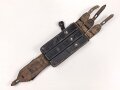 Magazintasche zur Maschinenpistole MP38 und 40 . Variante aus Leder, mit Ladertasche. So von Polizei Felddivisionen unter anderem bei der Bandenbekämpfung geführt. Gebraucht, guter Zustand