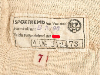 Sporthemd für Angehörige der Hitlerjugend. Guter Zustand, leicht stockfleckig,  mit RZM Etikett