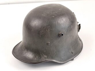 1.Weltkrieg, Stahlhelm Modell 1916 des Kanonier Naumann. In allen Teilen Original, Splitterschäden. Si66