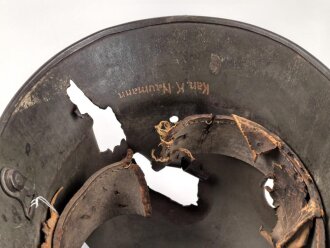 1.Weltkrieg, Stahlhelm Modell 1916 des Kanonier Naumann. In allen Teilen Original, Splitterschäden. Si66