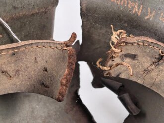 1.Weltkrieg, Stahlhelm Modell 1916 des Kanonier Naumann. In allen Teilen Original, Splitterschäden. Si66