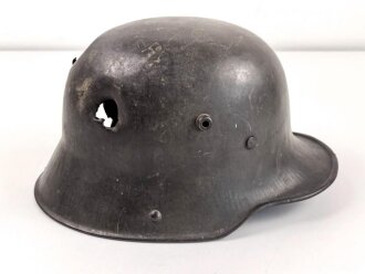 1.Weltkrieg, Stahlhelm Modell 1916 des Kanonier Naumann. In allen Teilen Original, Splitterschäden. Si66