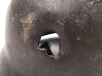 1.Weltkrieg, Stahlhelm Modell 1916 des Kanonier Naumann. In allen Teilen Original, Splitterschäden. Si66