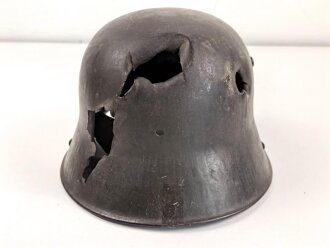 1.Weltkrieg, Stahlhelm Modell 1916 des Kanonier Naumann. In allen Teilen Original, Splitterschäden. Si66