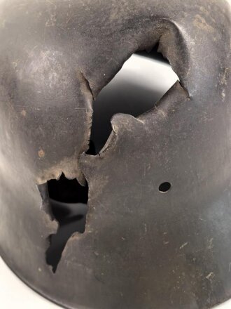 1.Weltkrieg, Stahlhelm Modell 1916 des Kanonier Naumann. In allen Teilen Original, Splitterschäden. Si66