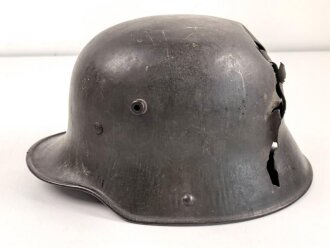 1.Weltkrieg, Stahlhelm Modell 1916 des Kanonier Naumann. In allen Teilen Original, Splitterschäden. Si66