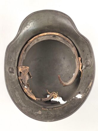 1.Weltkrieg, Stahlhelm Modell 1916 des Kanonier Naumann. In allen Teilen Original, Splitterschäden. Si66