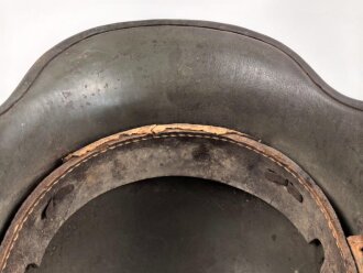 1.Weltkrieg, Stahlhelm Modell 1916 des Kanonier Naumann. In allen Teilen Original, Splitterschäden. Si66