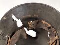 1.Weltkrieg, Stahlhelm Modell 1916 des Kanonier Naumann. In allen Teilen Original, Splitterschäden. Si66