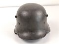 1.Weltkrieg, Stahlhelm Modell 1916 des Kanonier Naumann. In allen Teilen Original, Splitterschäden. Si66