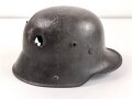 1.Weltkrieg, Stahlhelm Modell 1916 des Kanonier Naumann. In allen Teilen Original, Splitterschäden. Si66