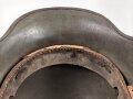 1.Weltkrieg, Stahlhelm Modell 1916 des Kanonier Naumann. In allen Teilen Original, Splitterschäden. Si66