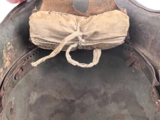 1.Weltkrieg, Stahlhelm Modell 1917. In allen Teilen Original, Splitterschäden. Si 66