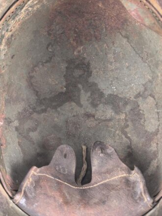1.Weltkrieg, Stahlhelm Modell 1917. In allen Teilen Original, Splitterschäden. Si 66